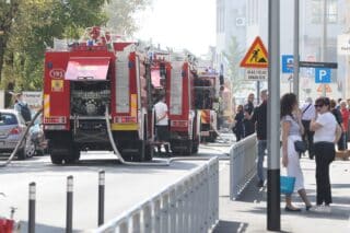 Gorjela zgrada u Zagrebu, ozlijeđen  vatrogasac