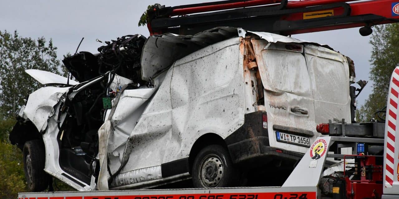 Novska: Kombi koji je s migrantima sletio s ceste pri čemu je dvoje poginulo a 25 ozlijeđeno