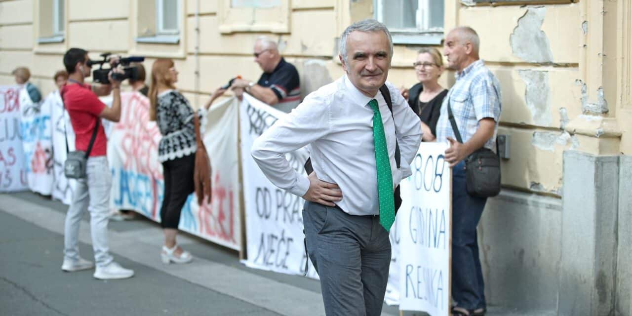 Zagreb: Gradonačelnika ispred Skupštine dočekao prosvjedni performans Udruge za zaštitu okoliša Resnik