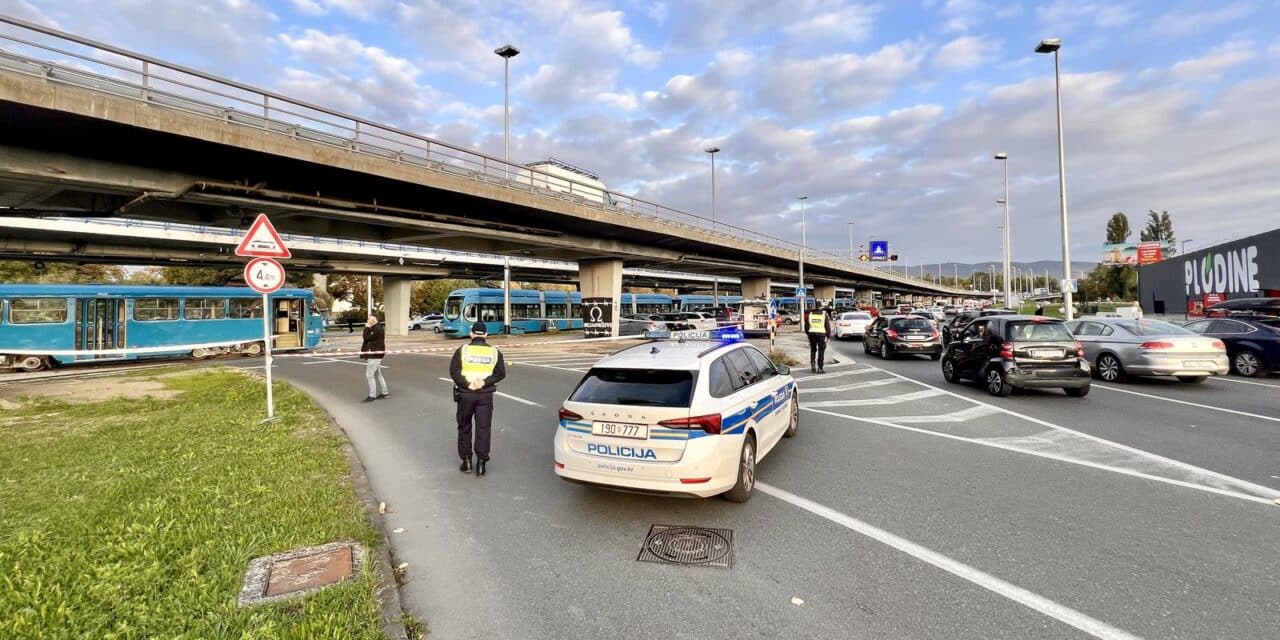 Jedna osoba poginula u sudaru tramvaja i autobusa
