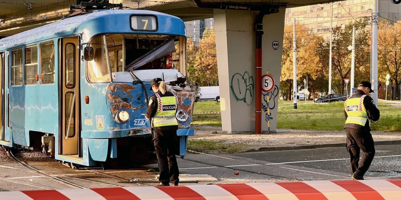 Jedna osoba poginula u sudaru tramvaja i autobusa