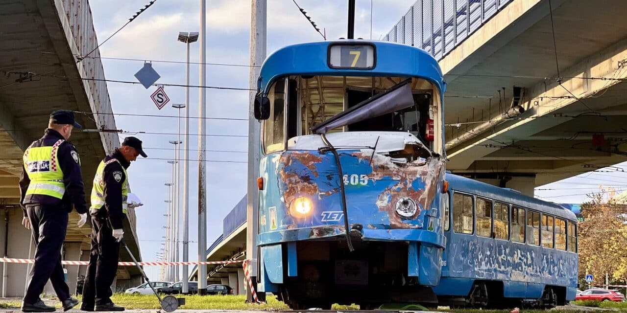 Jedna osoba poginula u sudaru tramvaja i autobusa