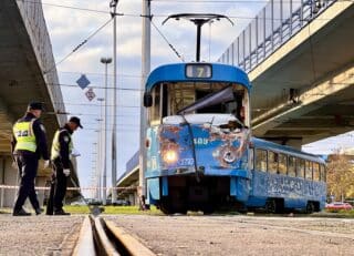 Jedna osoba poginula u sudaru tramvaja i autobusa