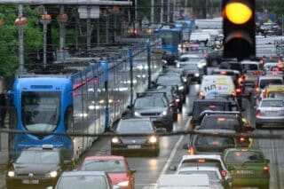 Zagreb: Velika prometna gužva i zastoj tramvaja u Savskoj ulici