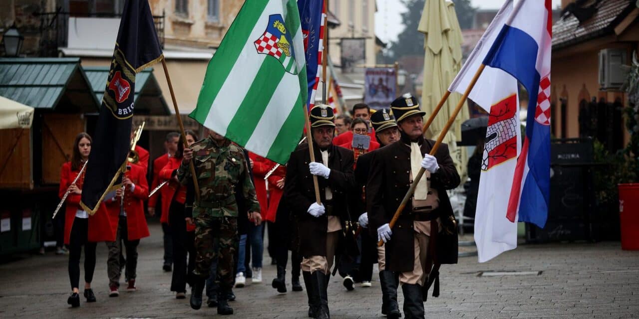 Mimohod povijesnih postrojbi ulicama grada povodom Dana grada Samobora