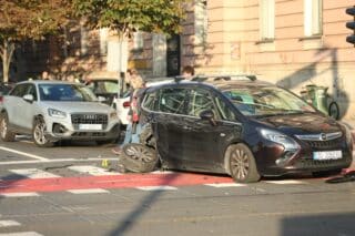 Zagreb: U prometnoj nesreći sudjelovala tri automobila, jedna osoba ozlijeđena