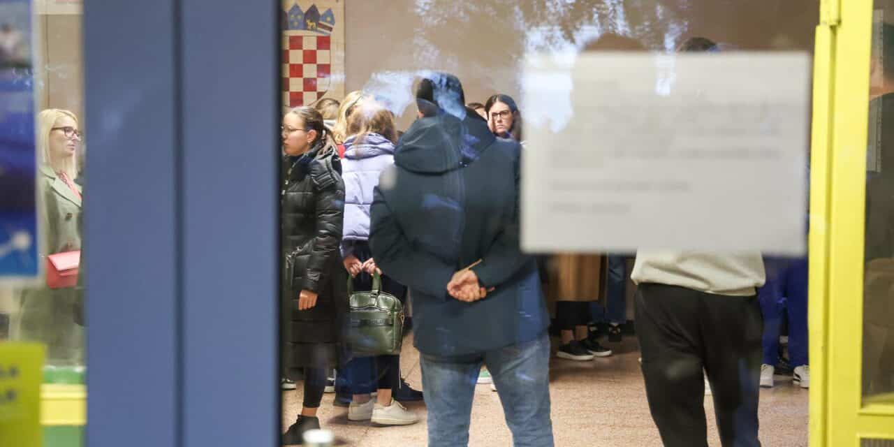 Zagreb:  Novi prosvjed roditelja pred zagrebačkom školom u koju ide problematični učenik