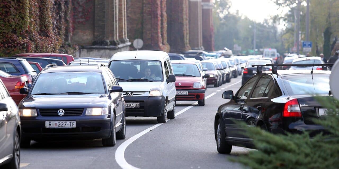 Zagreb: Uo?i blagdana Svih svetih veliki broj gra?ana posjetio groblje Mirogoj
