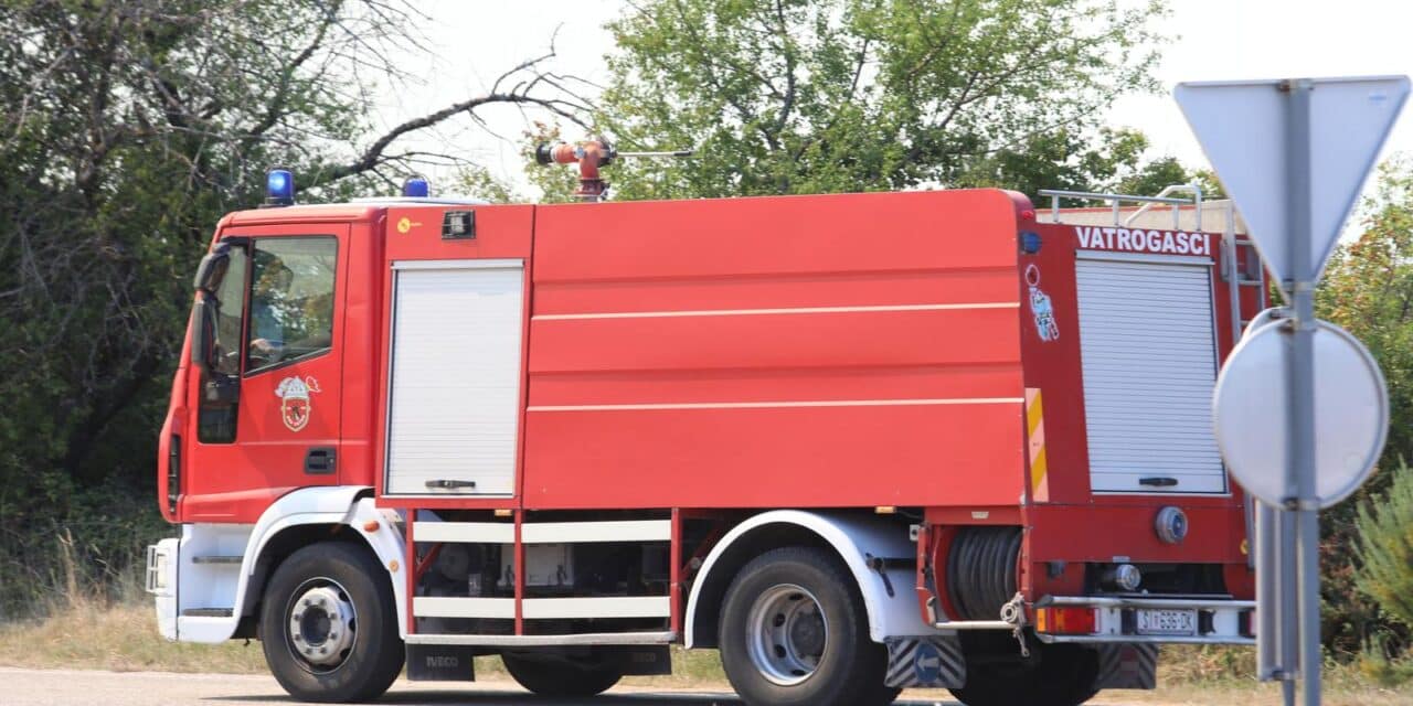 Veliki požar u zaleđu Skradina, gase ga brojni vatrogasci i četiri kanadera