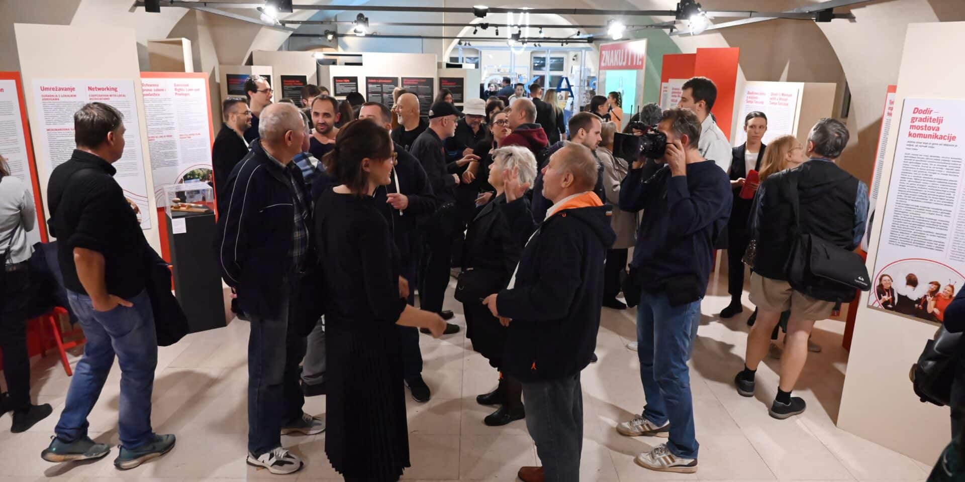 Zamjenik Korlaet na otvorenju izložbe (3)