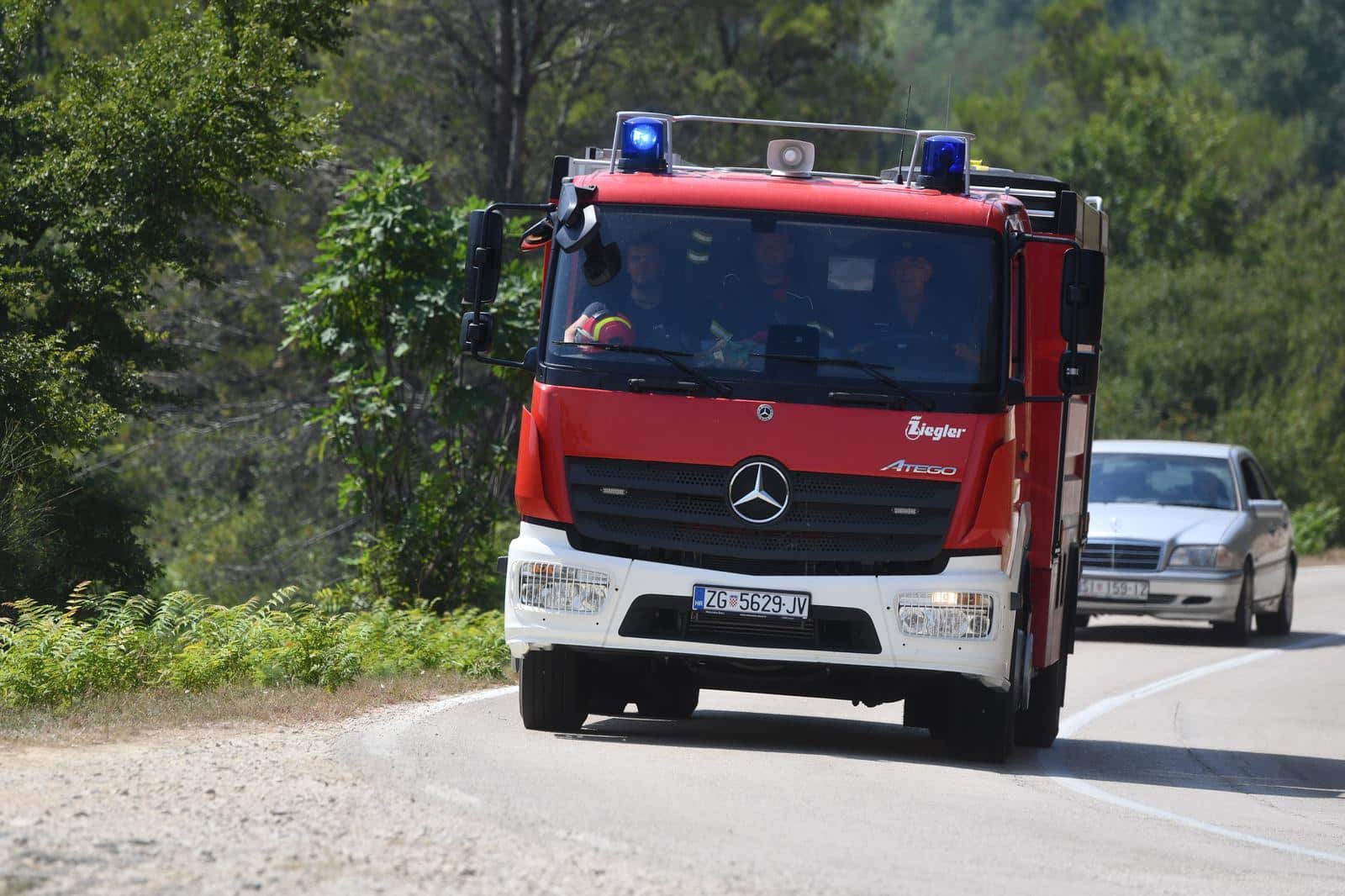 Skradin: Po�ar u zale?u Skradina jo� je uvijek aktivan