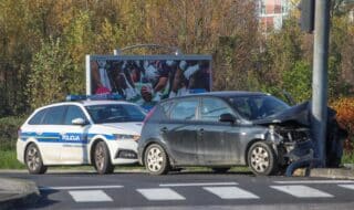 Zagreb: Vozač osobnog vozila zabio se u semafor na križanju Avenije Većeslava Holjevca i Miroslav Miholića