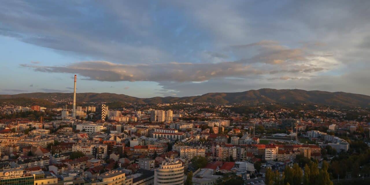 Pogled na Zagreb u ranojutarnje svitanje