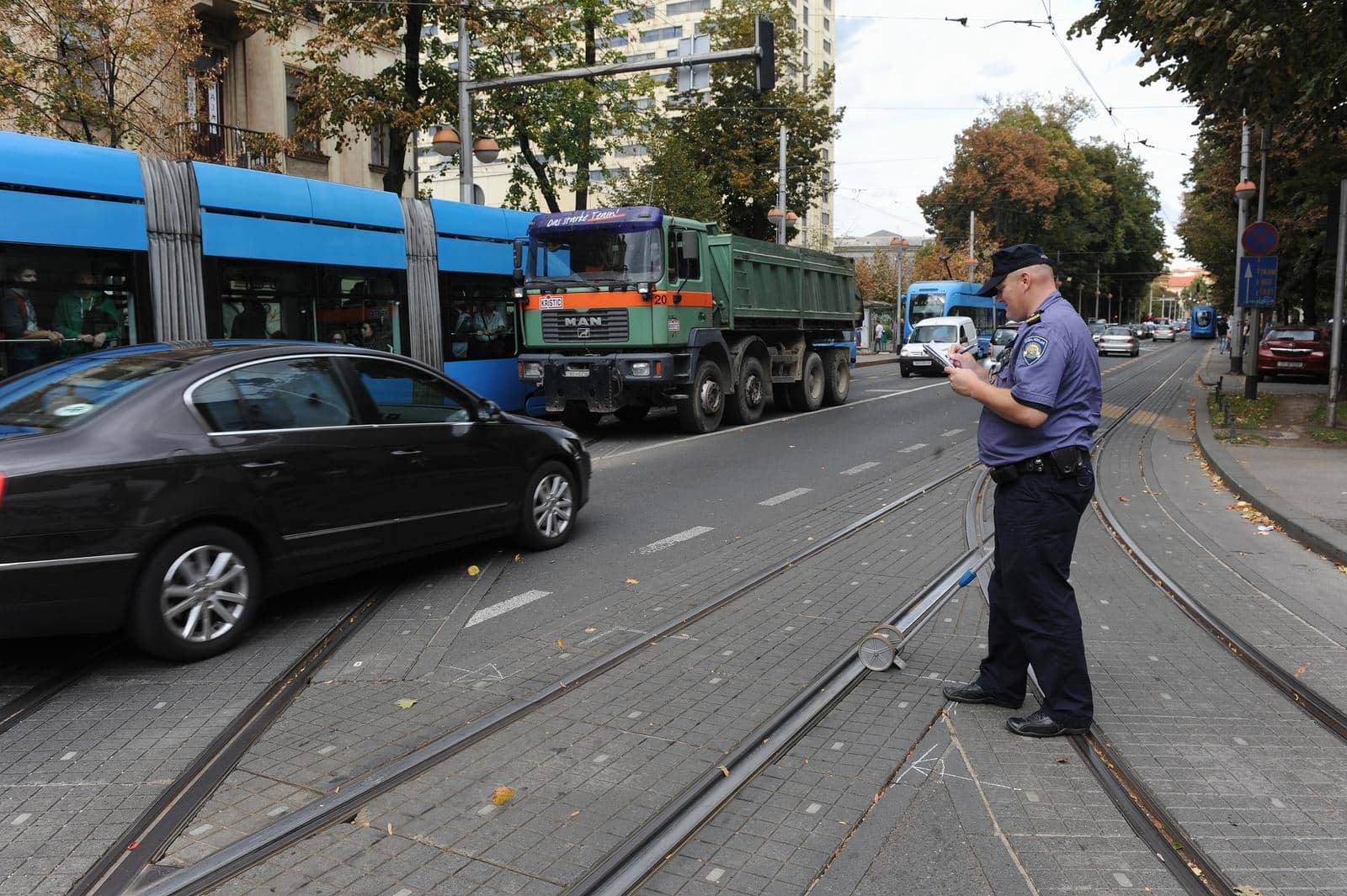 Zagreb: Pje�akinju na kri�anju Savske i Vodnikove udario automobil