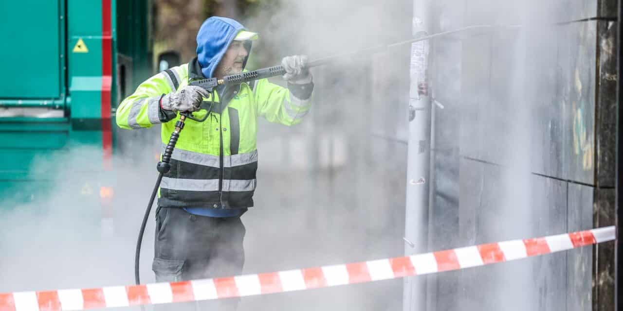 Zagreb: Radnici Čistoće uklanjaju grafite sa zgrade Doma zdravlja u Runjaninovoj