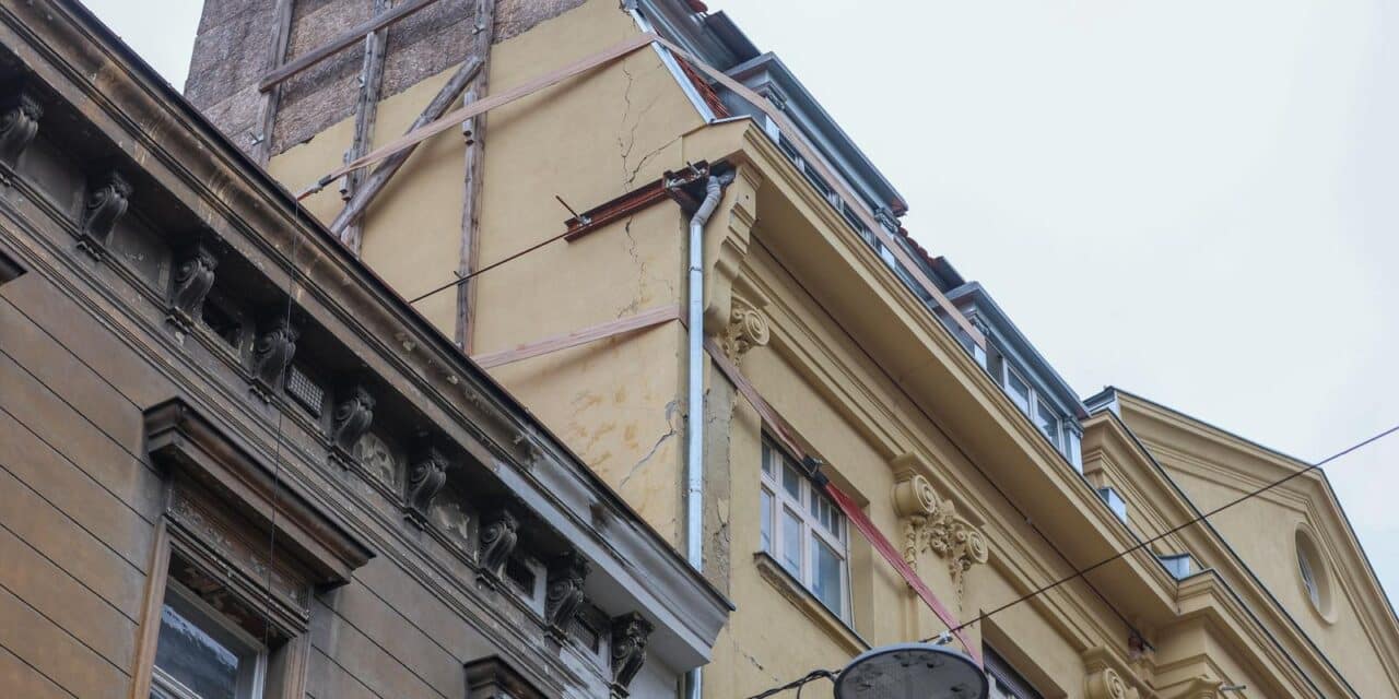 Nevjerojatna scena u centru Zagreba, gurtna još uvijek drži zgradu oštećenu u potresu