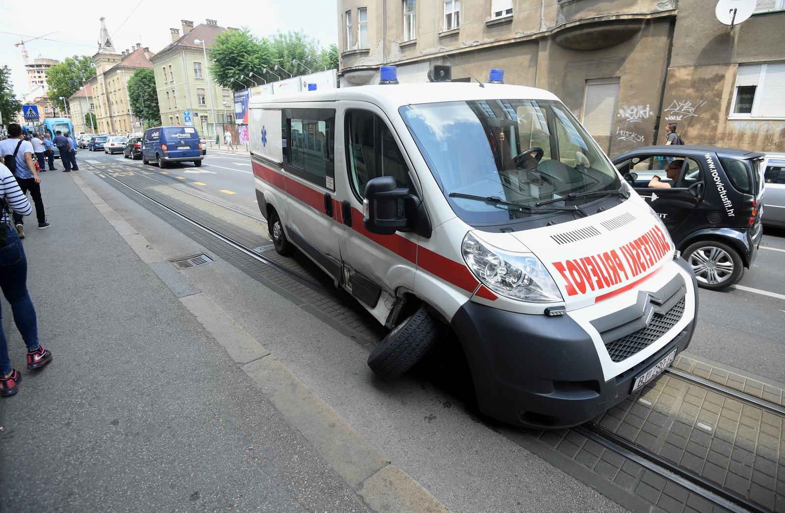 Zagreb: Sudar automobila i sanitetskog vozila prouzročio zastoj tramvajskog prometa