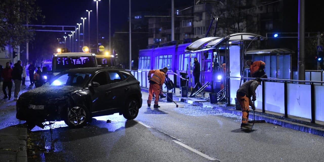 22.11.2024., Horvacanska ulica, Zagreb, Hrvatska - Auto naletio na tramvajsku stanicu Marijane Radev, na Horvacanskoj ulici.