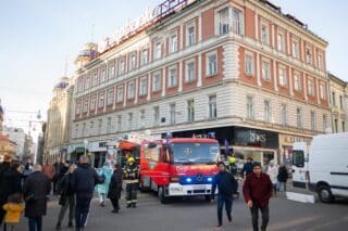 Dio pročelja fasada vatrogasci uklonjen trg