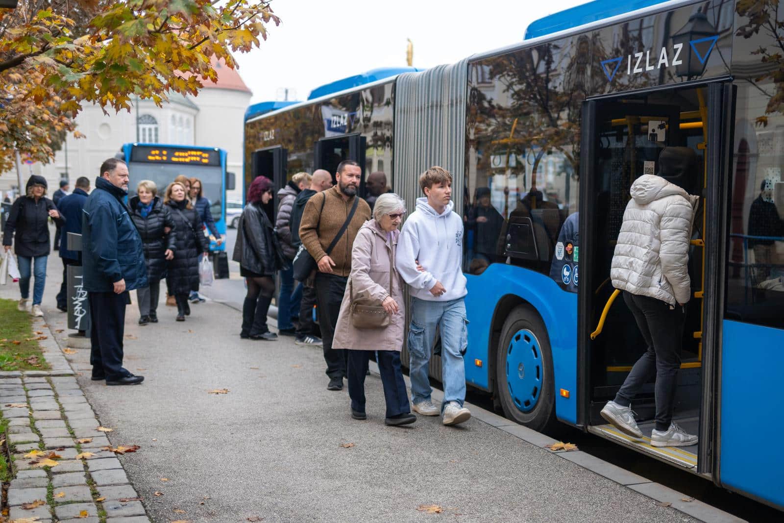 Zagreb: Gužve prema gradskim grobljima zbog besplatnog javnog prijevoza