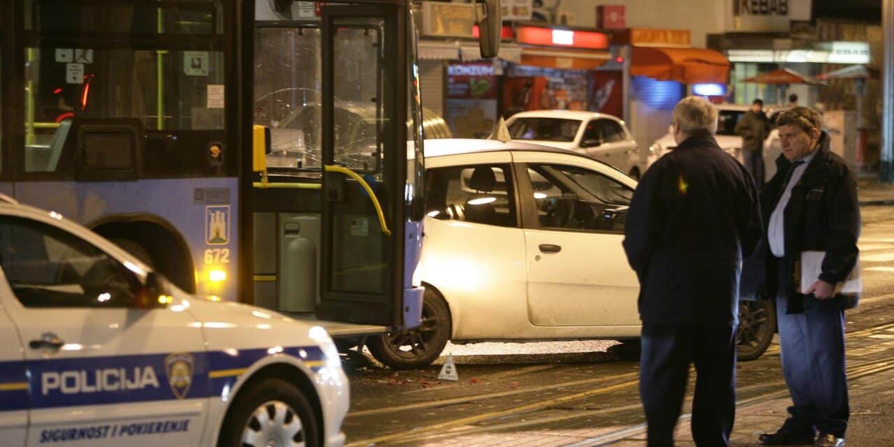 Zagreb: Sudar osobnog automobila i autobusa u Savskoj