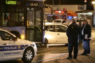 Zagreb: Sudar osobnog automobila i autobusa u Savskoj