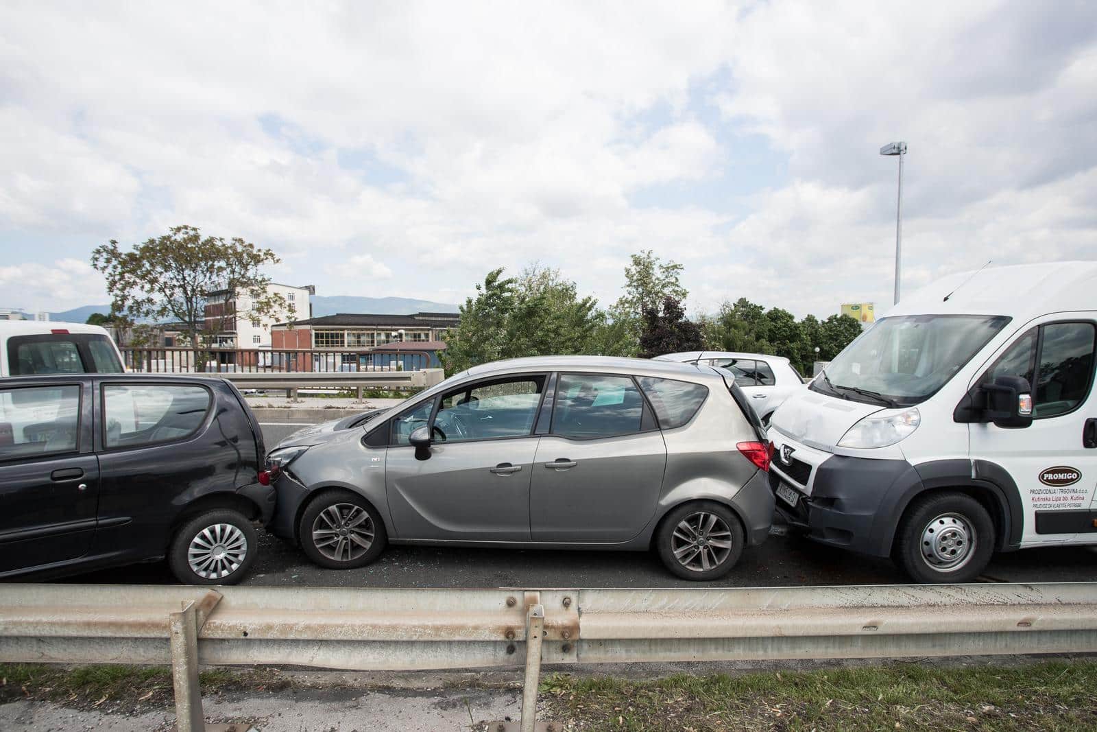 Zagreb: U lančanom sudaru na Slavonskoj av. sudjelovali autobus, kombi i više osobnih vozila