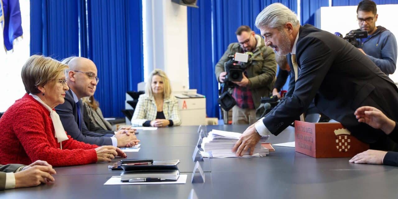 Zagreb: Predsjednički kandidat Niko Tokić Kartelo predao potpise za kandidaturu u DIP