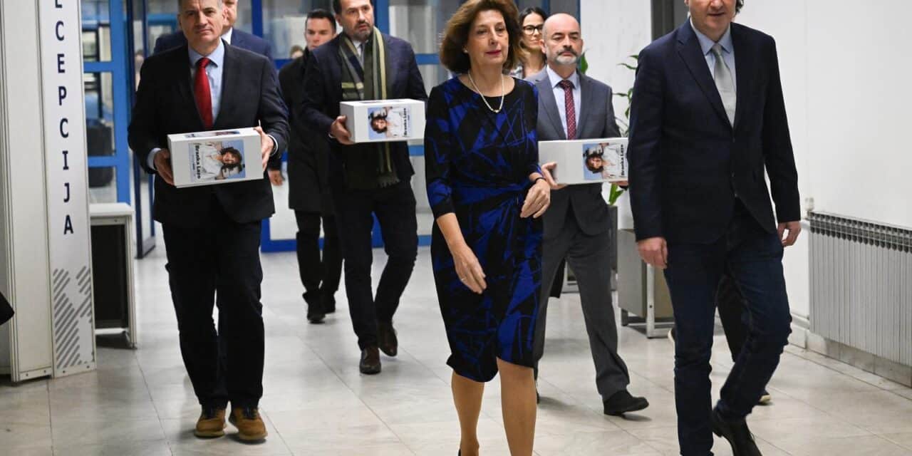 Zagreb: Branka Lozo ispred stranke DOMiNO predala potpise za predsjedničku kandidaturu