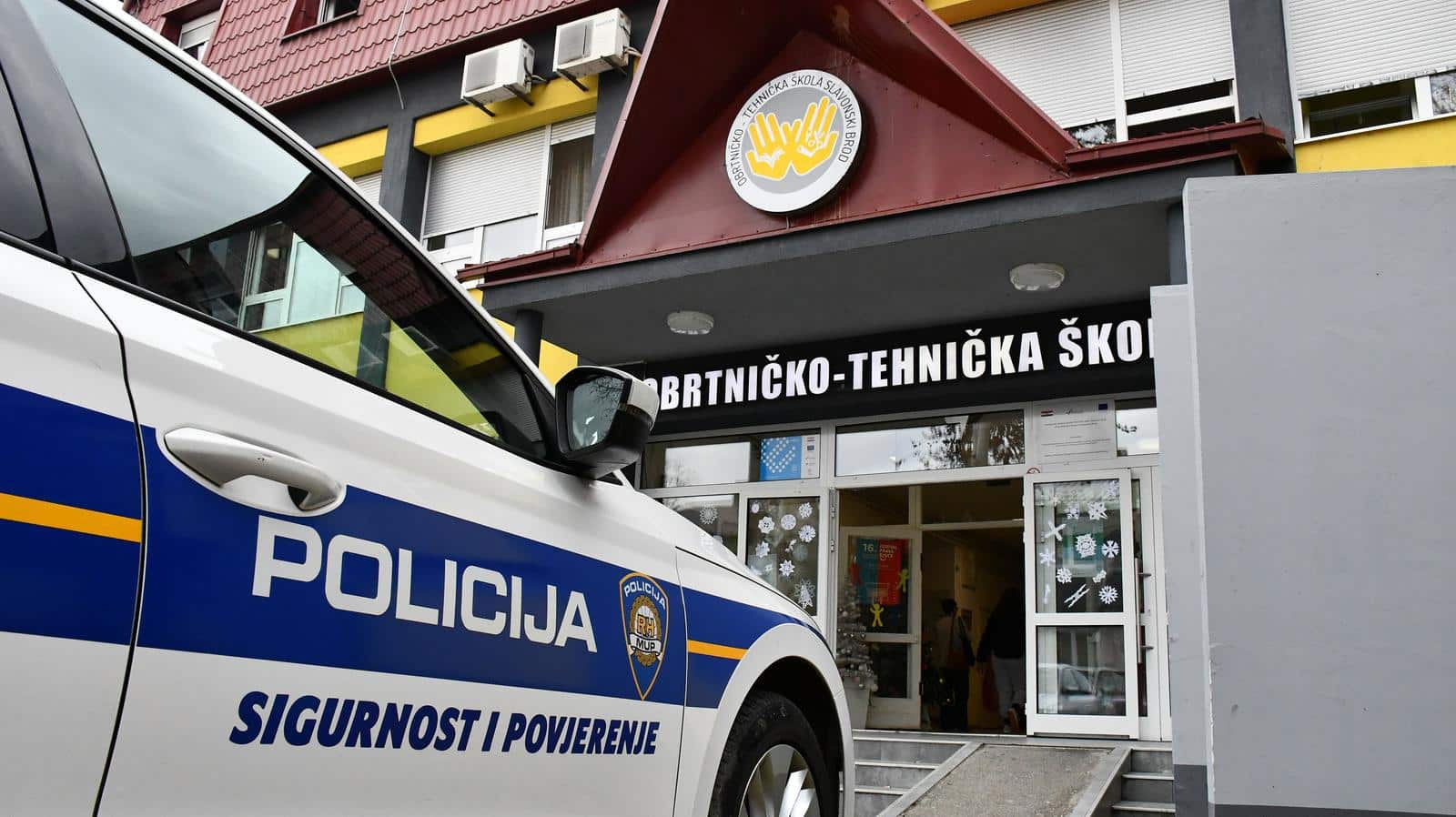 Slavonski Brod: U WC škole netko bacio suzavac, učenici tražili liječničku pomoć