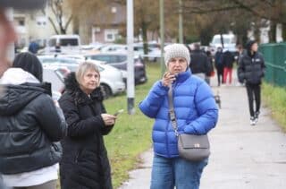 Drama u zagrebačkoj školi u Prečkom: Roditelji u suzama čekaju inforamcije o svojoj djeci