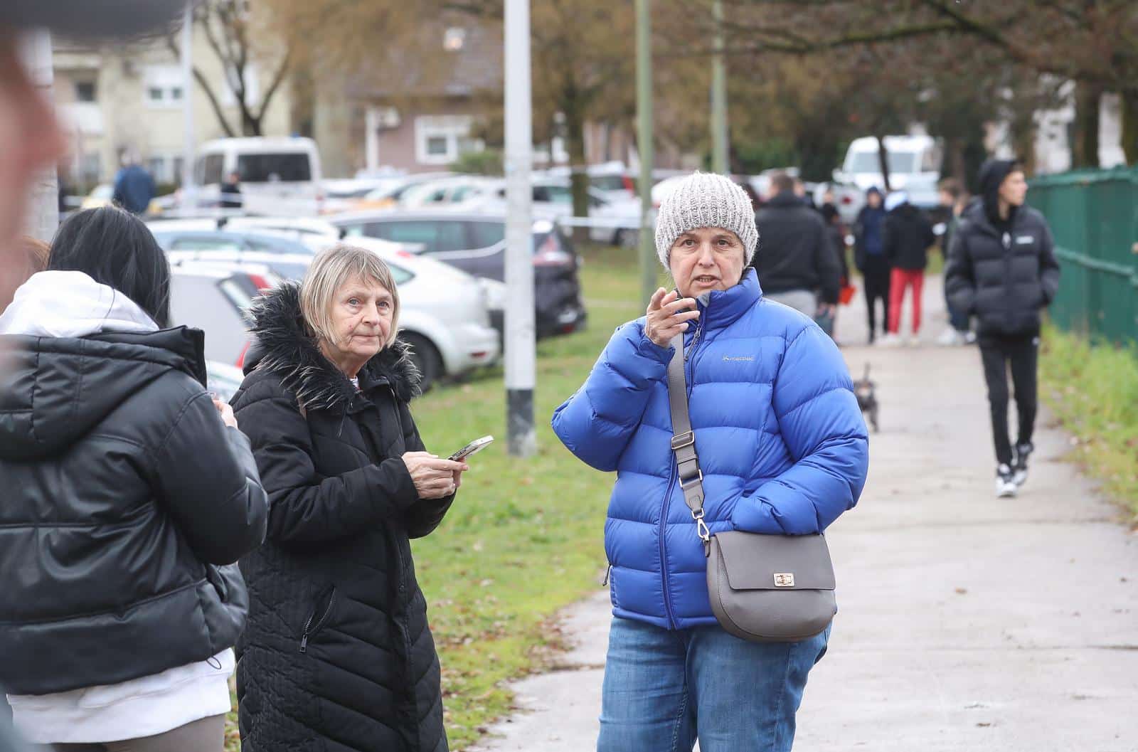 Drama u zagrebačkoj školi u Prečkom: Roditelji u suzama čekaju inforamcije o svojoj djeci