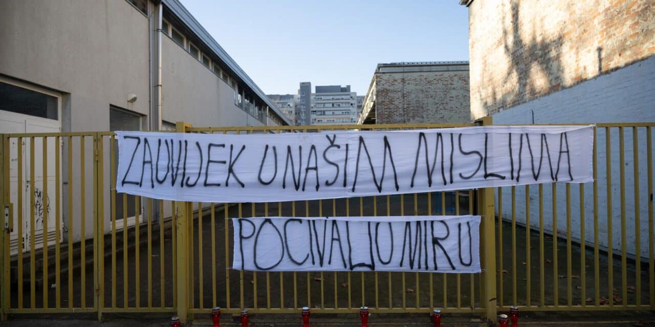 Zagreb: Poruke i svijeće za stradale u Osnovnoj školi Prečko