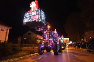 U općini Nova Rača održan je događaj “Adventski đir po općini” s božićnim traktorima