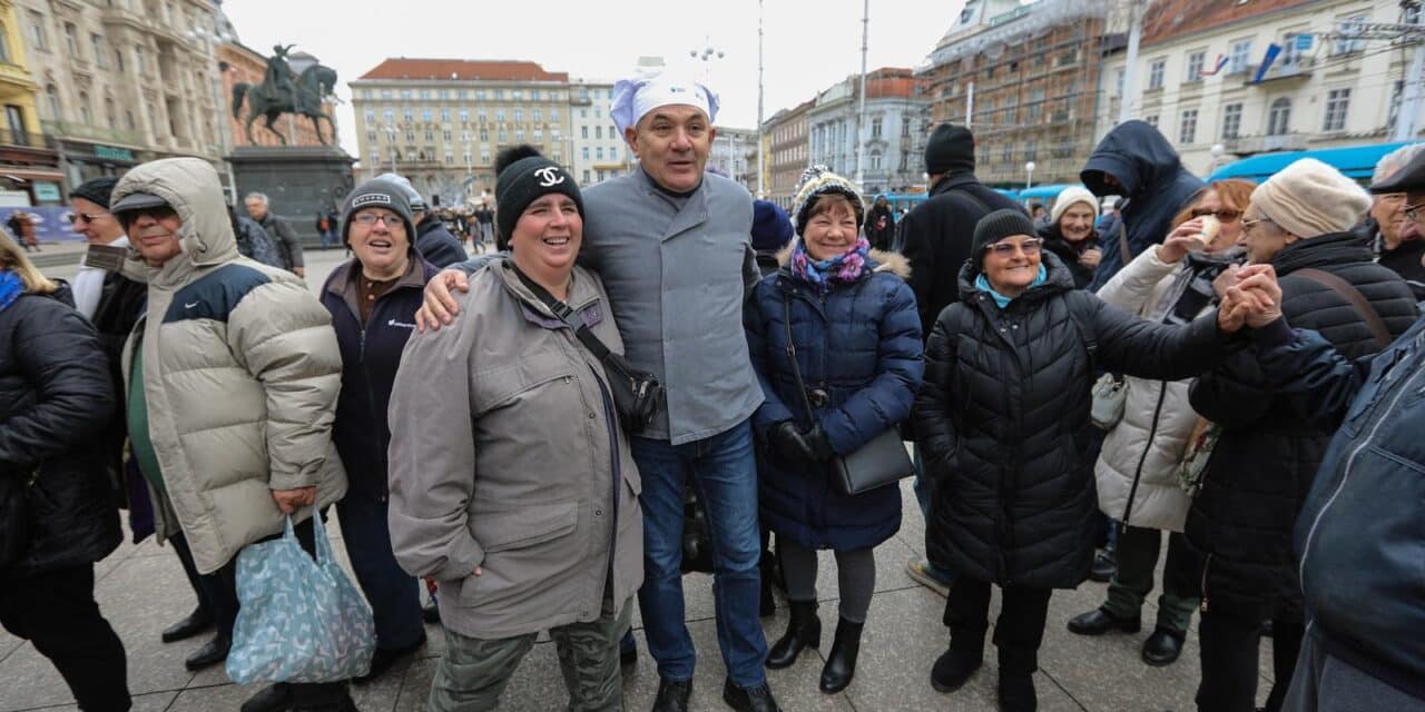 Ivica Lovrić bakalar dijeljenje građanima Plavi grad