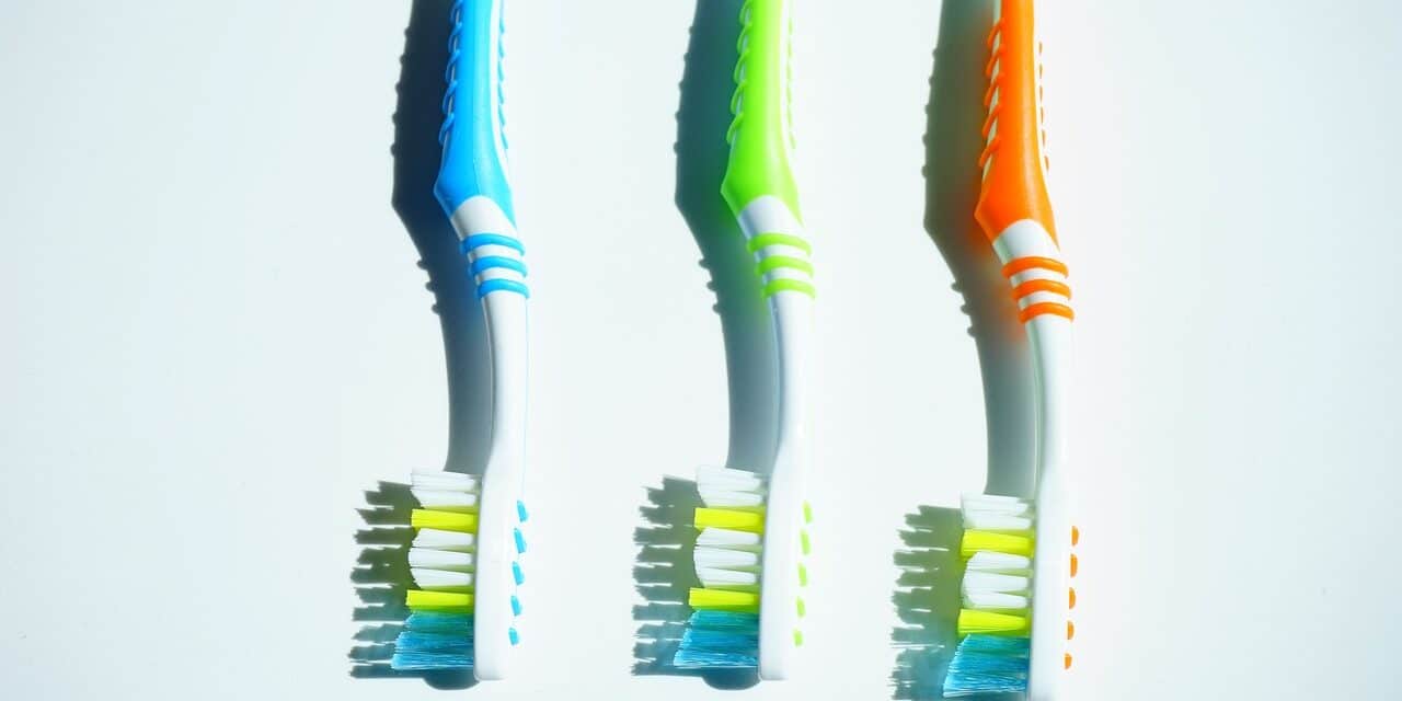 toothbrushes-1194945_1280