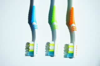 toothbrushes-1194945_1280