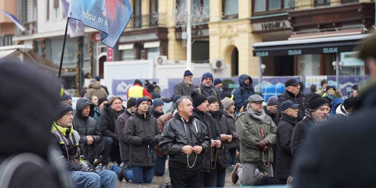 Zagreb: Molitelji su se okupili na Trgu bana J. Jelačića