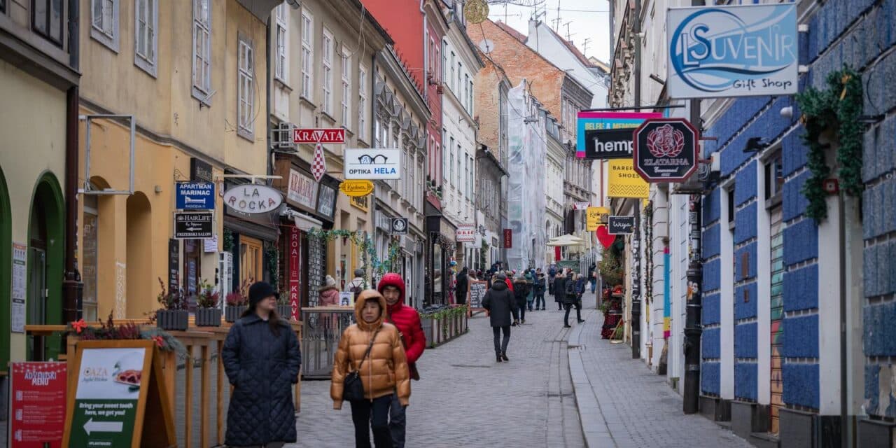 Zagreb: Građani u šetnji gradom