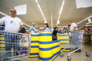 Zagreb: Kupovina namirnica u trgova?kom centru Lidl