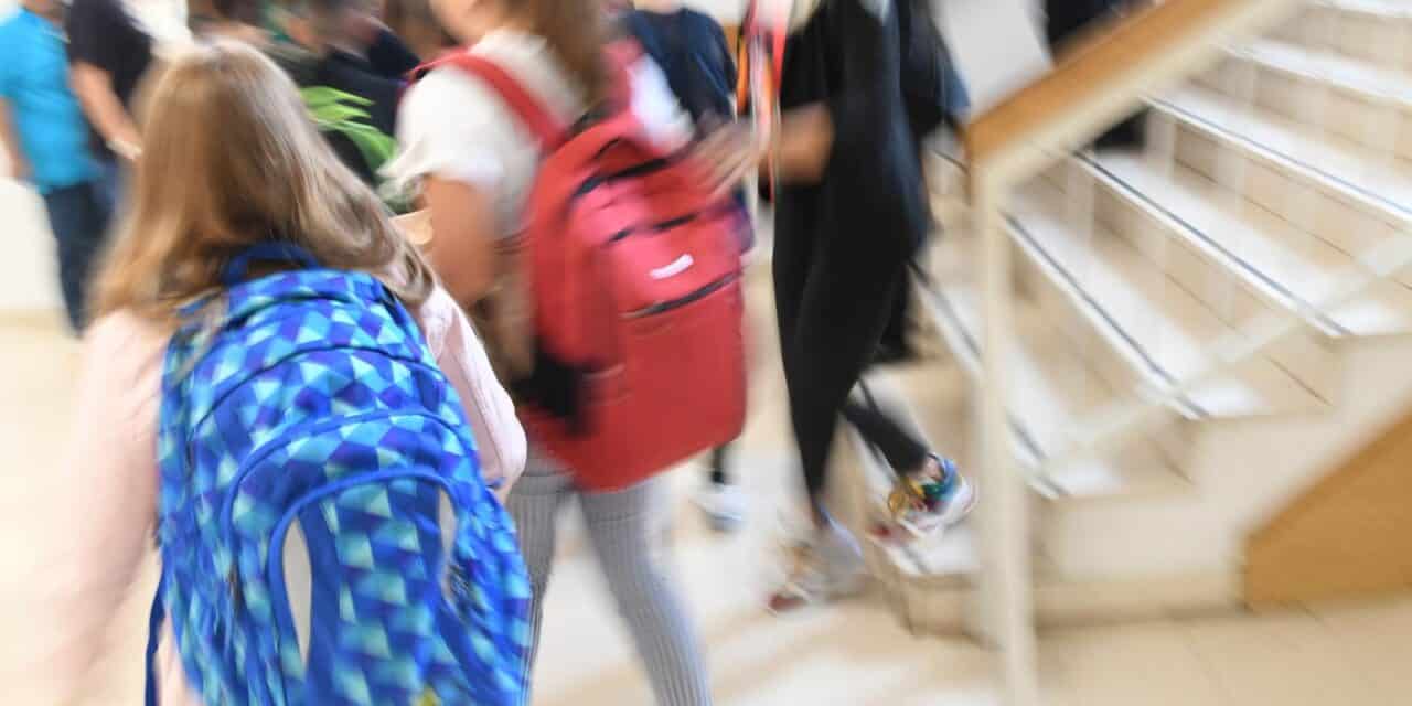 škola hodnik učenici