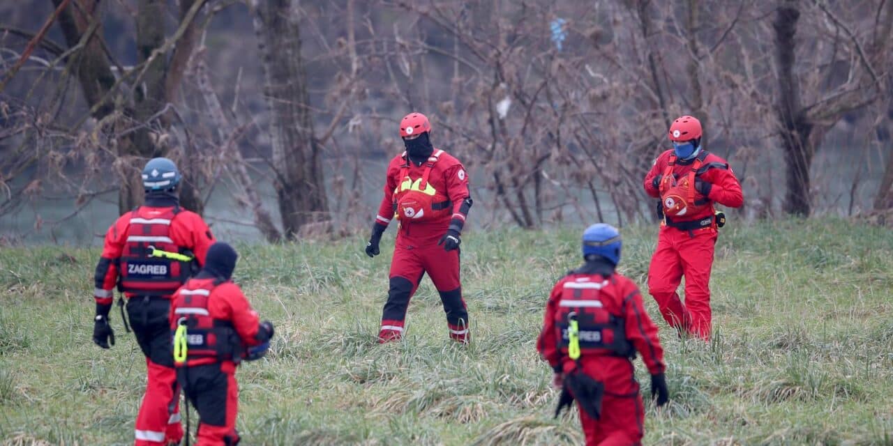 17.01.2025., Zagreb - Treci dan traje potraga za djetetom koje je nestalo u rijeci Savi kada je s njim majka usla u hladnu rijeku. Vatrogasci, policija, HGSS i Civilna zastita na zapadnom dijelu grada kod Petrovaradinske pretrazuju rijeku.