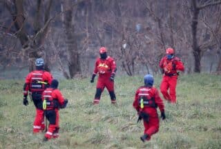 17.01.2025., Zagreb - Treci dan traje potraga za djetetom koje je nestalo u rijeci Savi kada je s njim majka usla u hladnu rijeku. Vatrogasci, policija, HGSS i Civilna zastita na zapadnom dijelu grada kod Petrovaradinske pretrazuju rijeku.