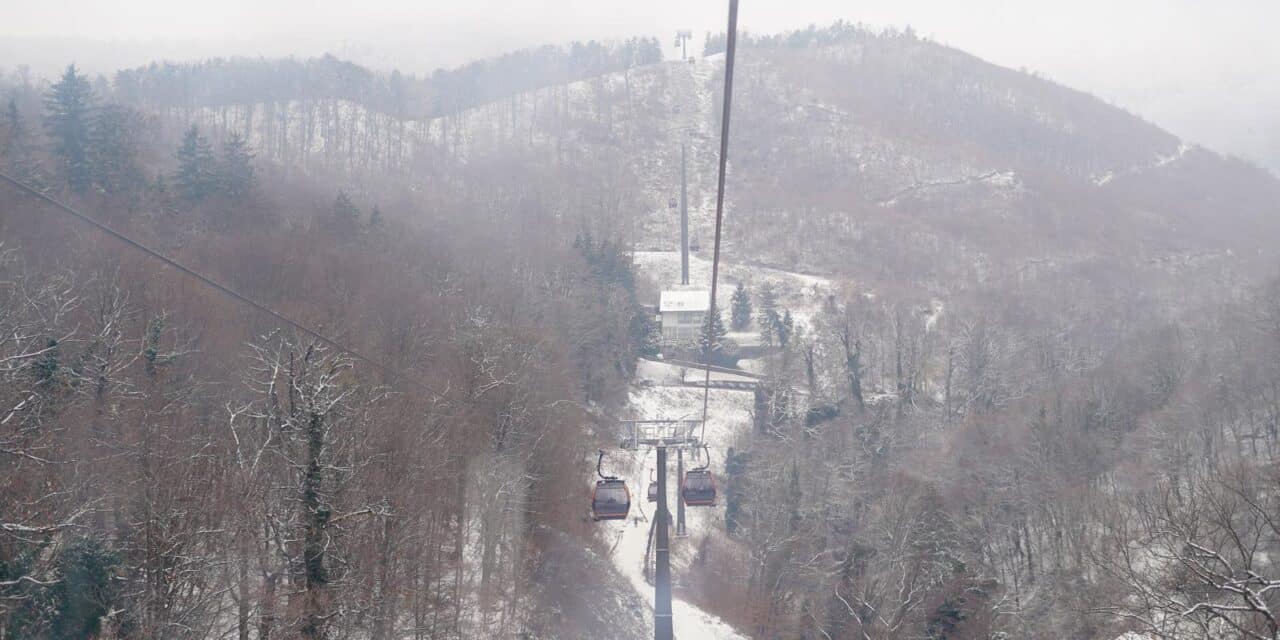 Zagreb: Pogled iz žičare na Sljeme prekriveno snijegom