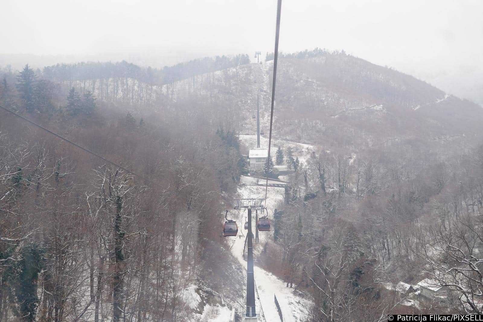 Zagreb: Pogled iz žičare na Sljeme prekriveno snijegom