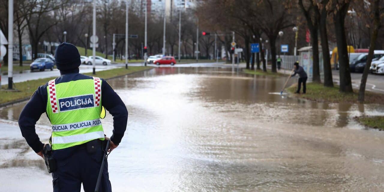 Zagreb: Poplava u Ukrajinskoj ulici zbog puknuća cijevi