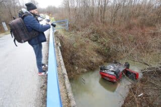 Karlovac: U slijetanju automobila smrtno stradala jedna osoba