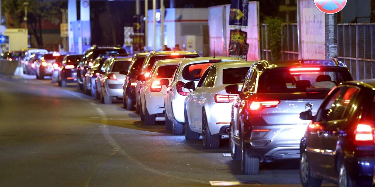Gužve na benzinskim postajama uoči sutrašnjeg porasta cijena goriva