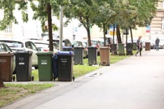 Zagreb: Kante za otpad u Križanićevoj ulici