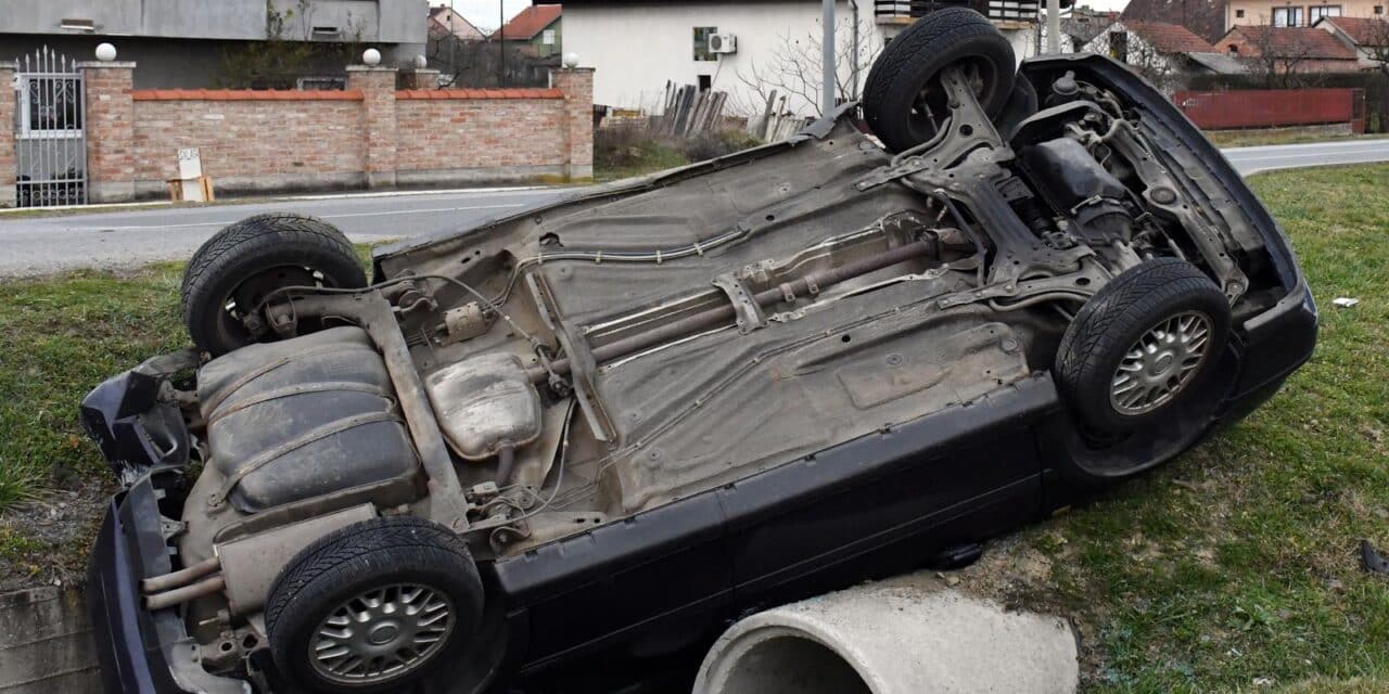 Ruščica: U prometnoj nesreći u središtu Ruščice automobil završio u kanalu na krovu